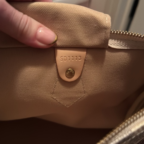 Brown duffel bag with checkered pattern and structured shape - Picture 8 of 8